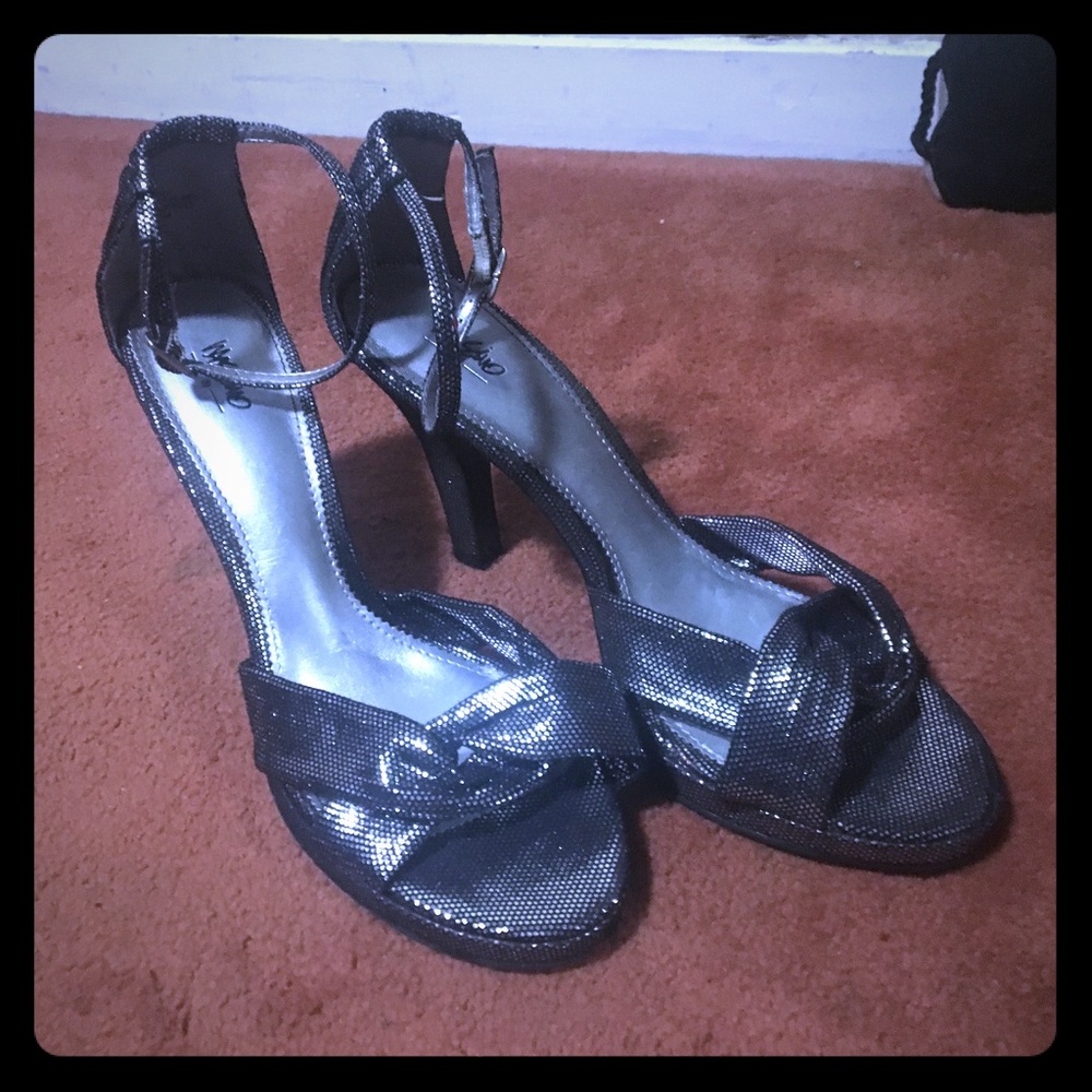 Mossimo cute dark pewter silver heels